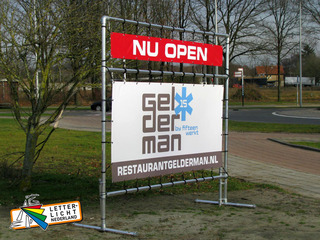 Verplaatsbaar spandoek in aluminium frame van steigerpijpen